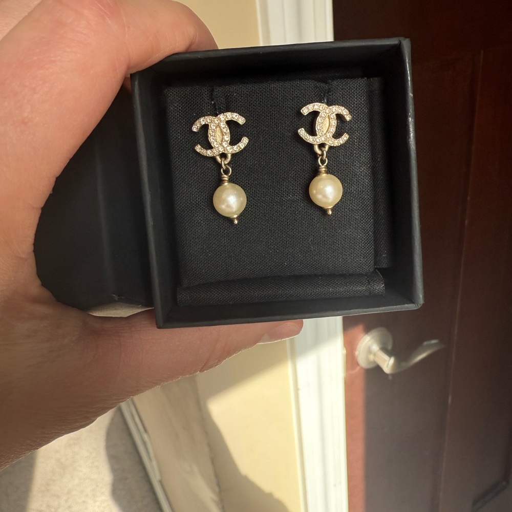 Chanel CC Crystal Pearl Earrings - Picture 4 of 8